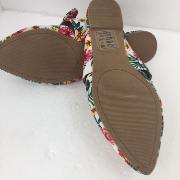 Qupid Floral Sandals. Flats Multi. Sz 8.5. - Picture 4 of 6